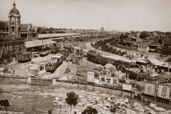 漢茨·馮·佩克哈默（1895–1965）， 《火車站》， 源自《北京》，圖版18， 柏林：Albertus-Verlag，1928 